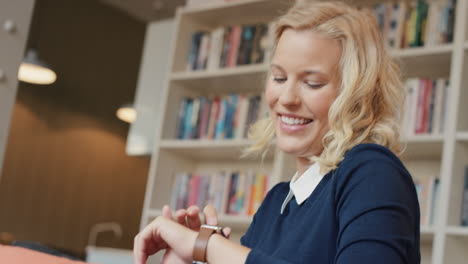 Bella-Mujer-Usando-Reloj-Inteligente-Revisando-Mensajes-En-Casa