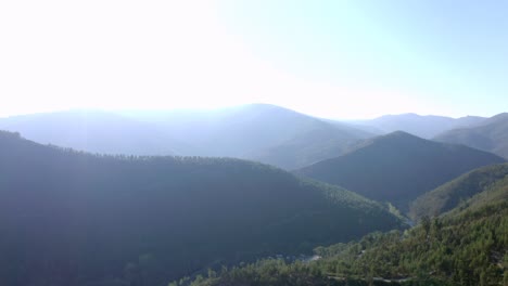 Una-Toma-Completa-De-Montañas-Y-Nubes-Cerca-De-Un-Río