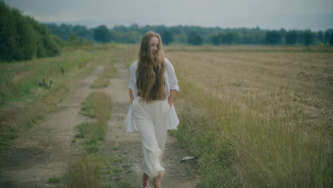 Mujer-Sonriente-Caminando-Al-Aire-Libre