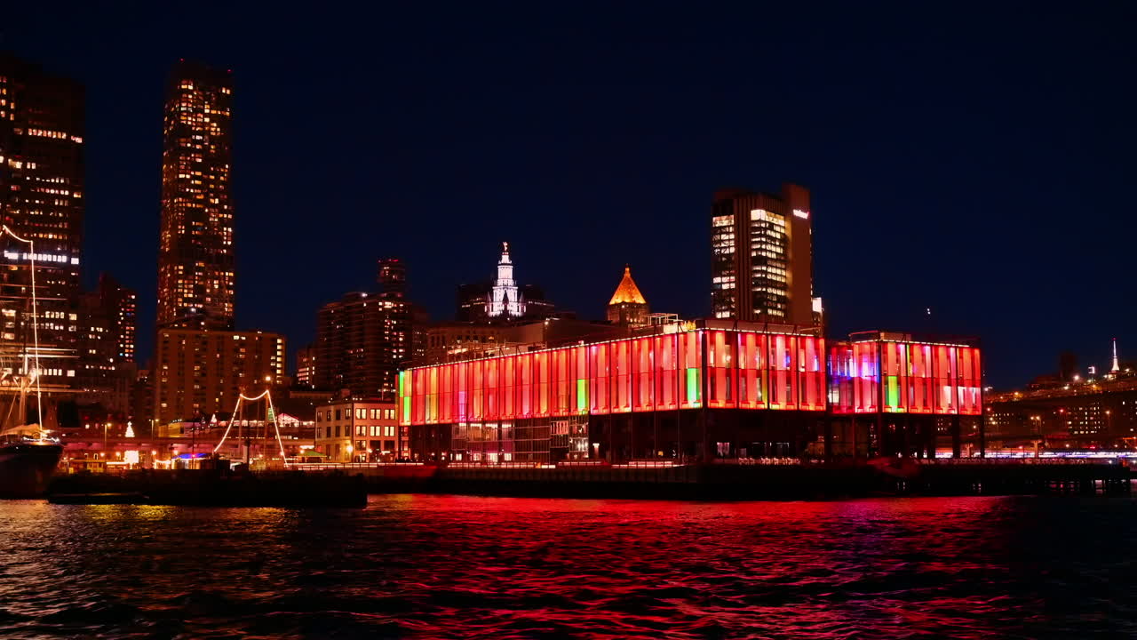 Passeando pelo bar do Pier 17 com a iluminação em arco-íris acesa à noite. Admirando a deslumbrante Nova Iorque de barco.