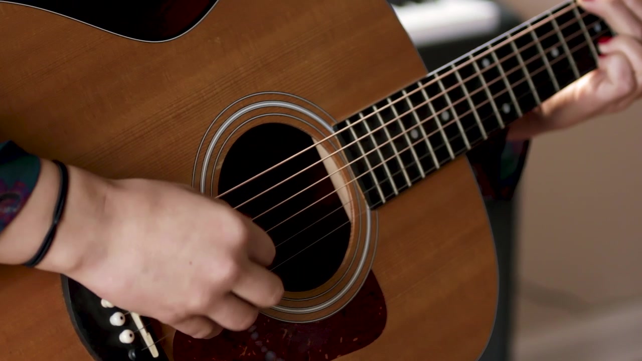 Młoda kobieta grająca na gitarze