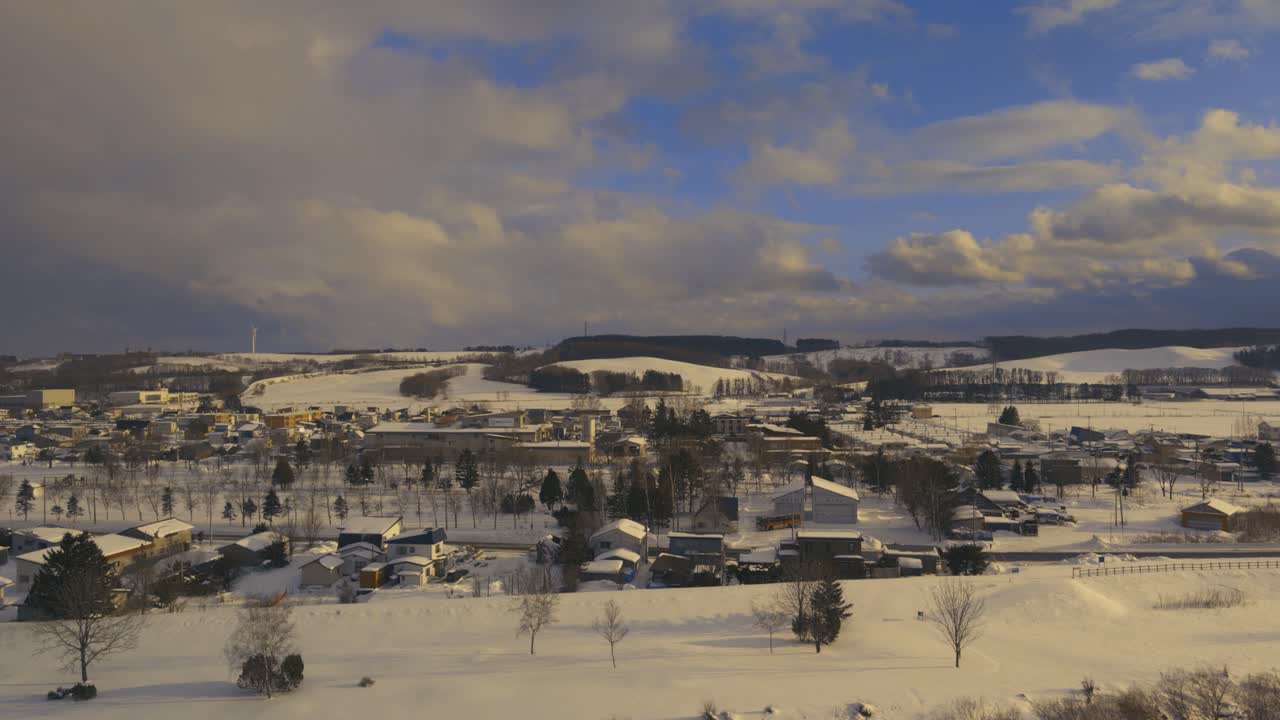 ciudad cubierta de nieve de okoppe en hokkaido