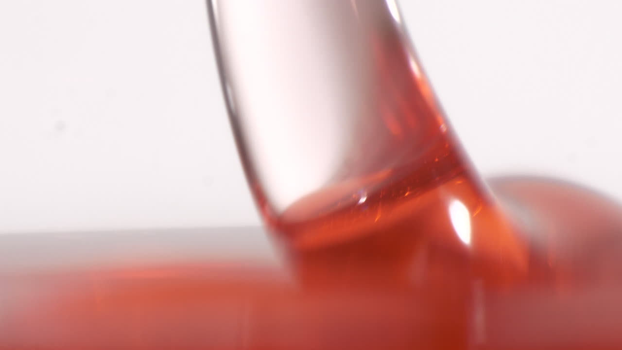 붉은 토피 같은 끈적끈적한 시럽이 부드럽게 흘러내린다.