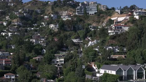 elevándose aérea sobre hollywood oeste casas exclusivas sobre el famoso sunset blvd durante el día