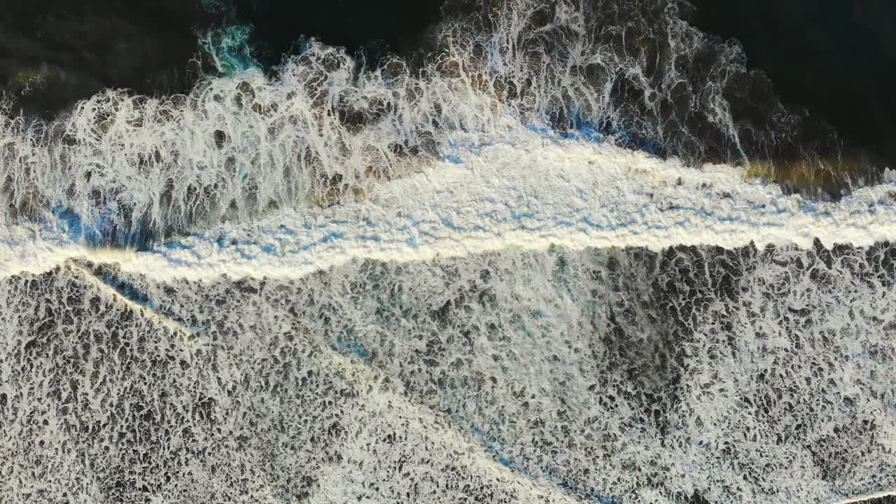 rompiendo las olas del océano desde arriba, la simetría perfecta en la naturaleza