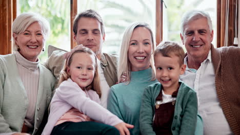 La-Familia,-Los-Abuelos-Y-La-Cara-Sonríen-En-El-Sofá.