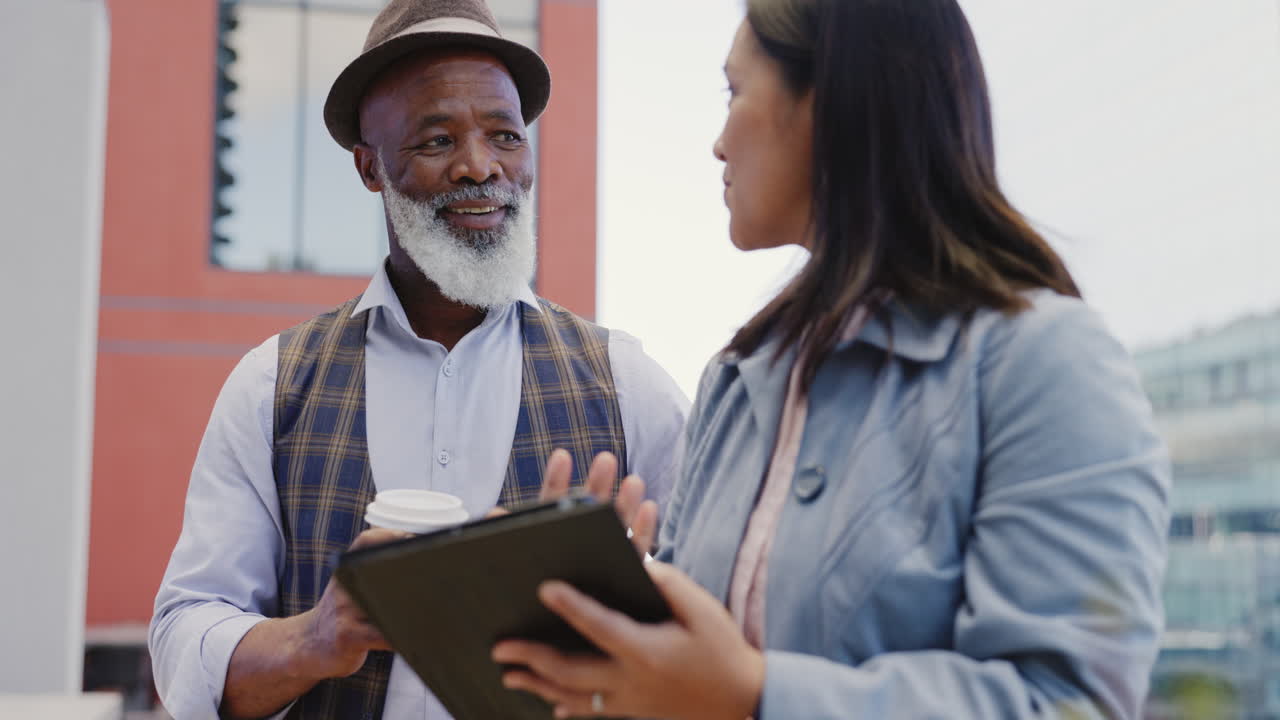 hombre negro, mujer y tableta en la ciudad para la planificación