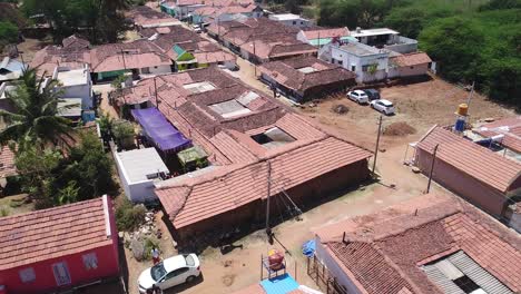 Toma-Aérea-Acercándose-A-Los-Tejados-De-Las-Casas-Del-Barrio-En-Un-Día-Soleado