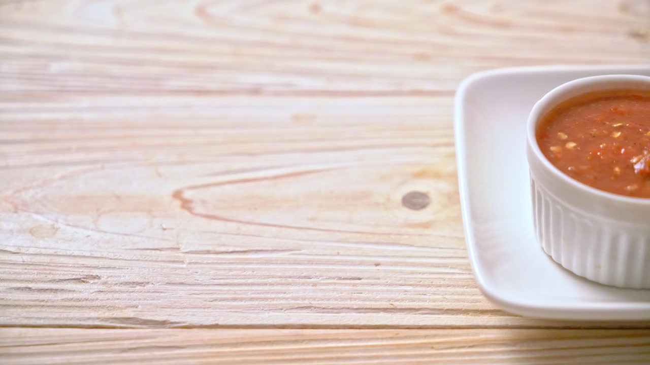 caballa frita con salsa picante de pasta de gambas al estilo de la comida tailandesa