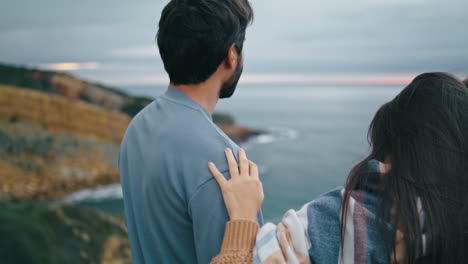 Pareja-Romántica-De-Pie-Orilla-Del-Mar-Tarde-Nublada-De-Cerca.-Pareja-Abrazando-La-Naturaleza