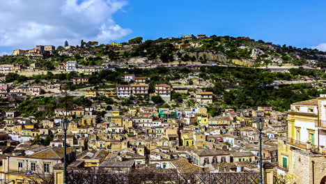 Panorama-De-Modica:-Timelapse-De-Ladera-Con-Sombras-De-Nubes