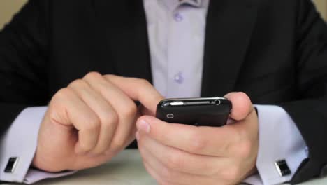 hombre de negocios usando teléfono móvil 7