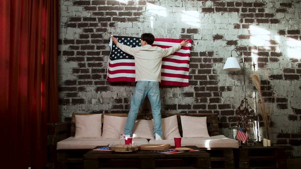 7월 4일에 장식하는 사람