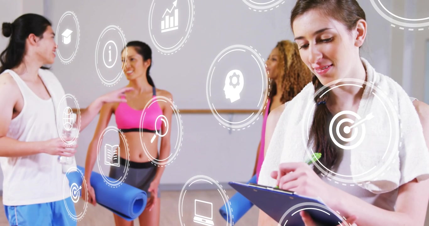 Instructor de fitness saludando a los participantes en el estudio, anotando los detalles de la clase mientras los iconos digitales se desvanecen.
