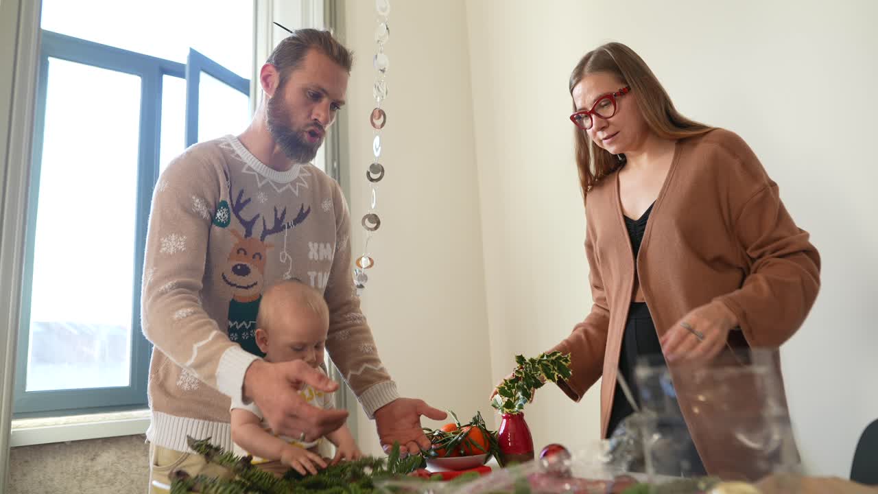 familia preparándose para la navidad