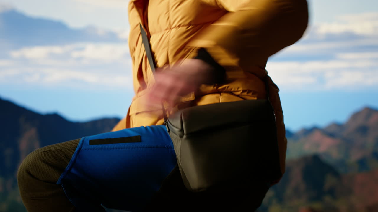 사진작가 가 산 꼭대기 에서 드론 으로 전문적 인 내용 을 녹음 하고 있다