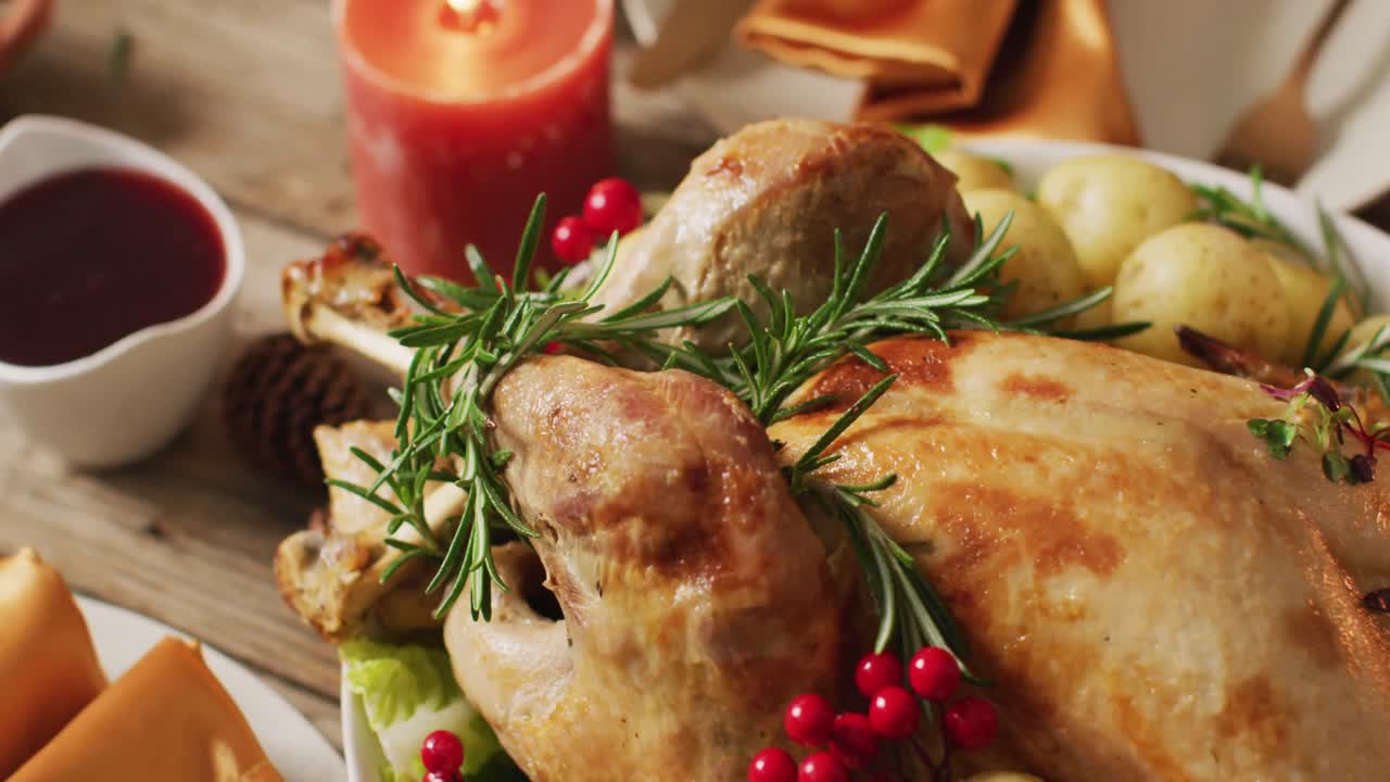 video de bandeja con pavo asado y diversos platos en superficie de madera