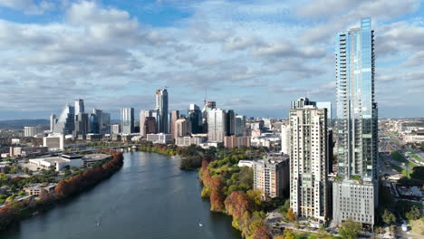 Lento-Ascenso-Del-Horizonte-Del-Centro-De-Austin-Sobre-El-Río-Colorado