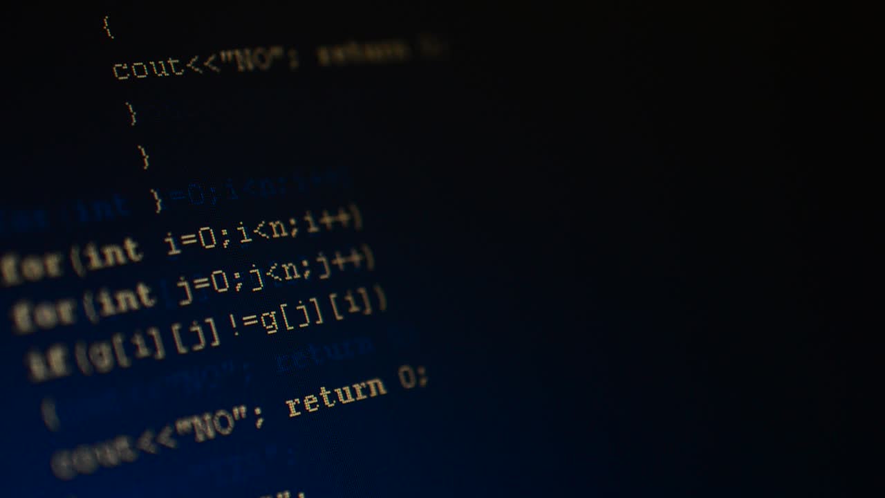Código fuente en la pantalla del monitor. Grabación del texto del programa informático