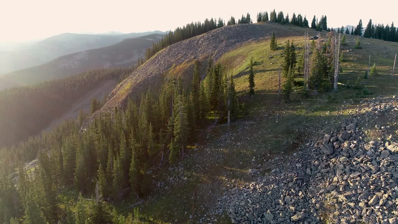 un asombroso vuelo topográfico abrazando la cima de esta montaña