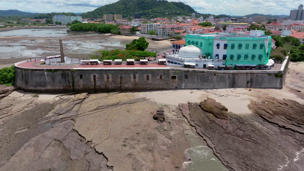 Veduta aerea del Casco Antiguo di Panama con il Cerro Ancón e la città di Panama sullo sfondo