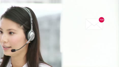 animación de iconos digitales sobre una mujer de negocios usando auriculares de teléfono