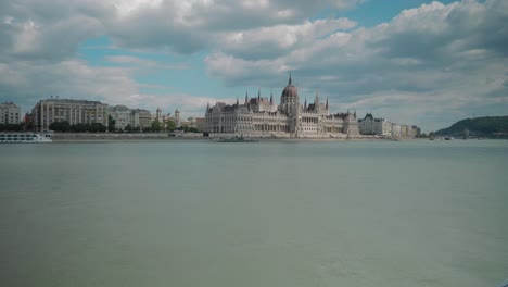 Paseo-En-Barco-Por-El-Danubio,-El-Parlamento-De-Budapest-En-La-Distancia