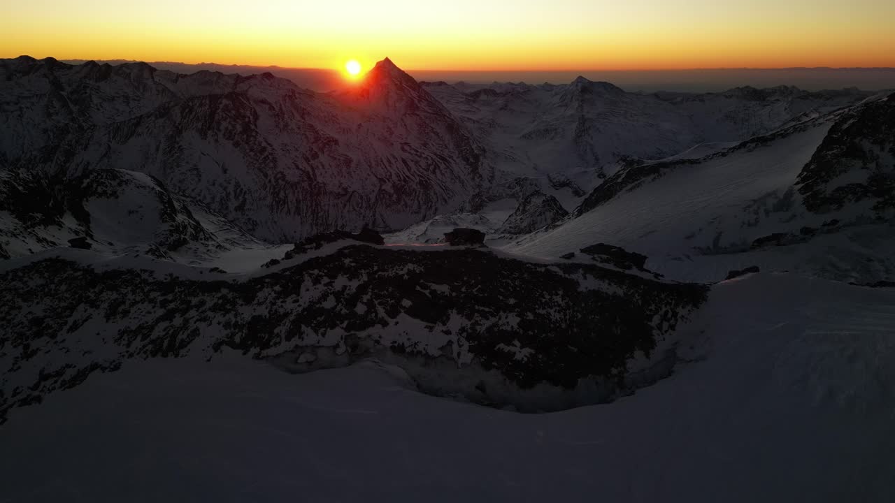 vista aérea de montañas nevadas en los alpes suizos durante un amanecer