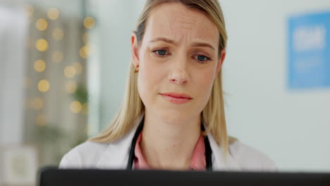 Stress,-Laptop-Und-Arzt,-Der-Unter-Angstzuständen-Leidet