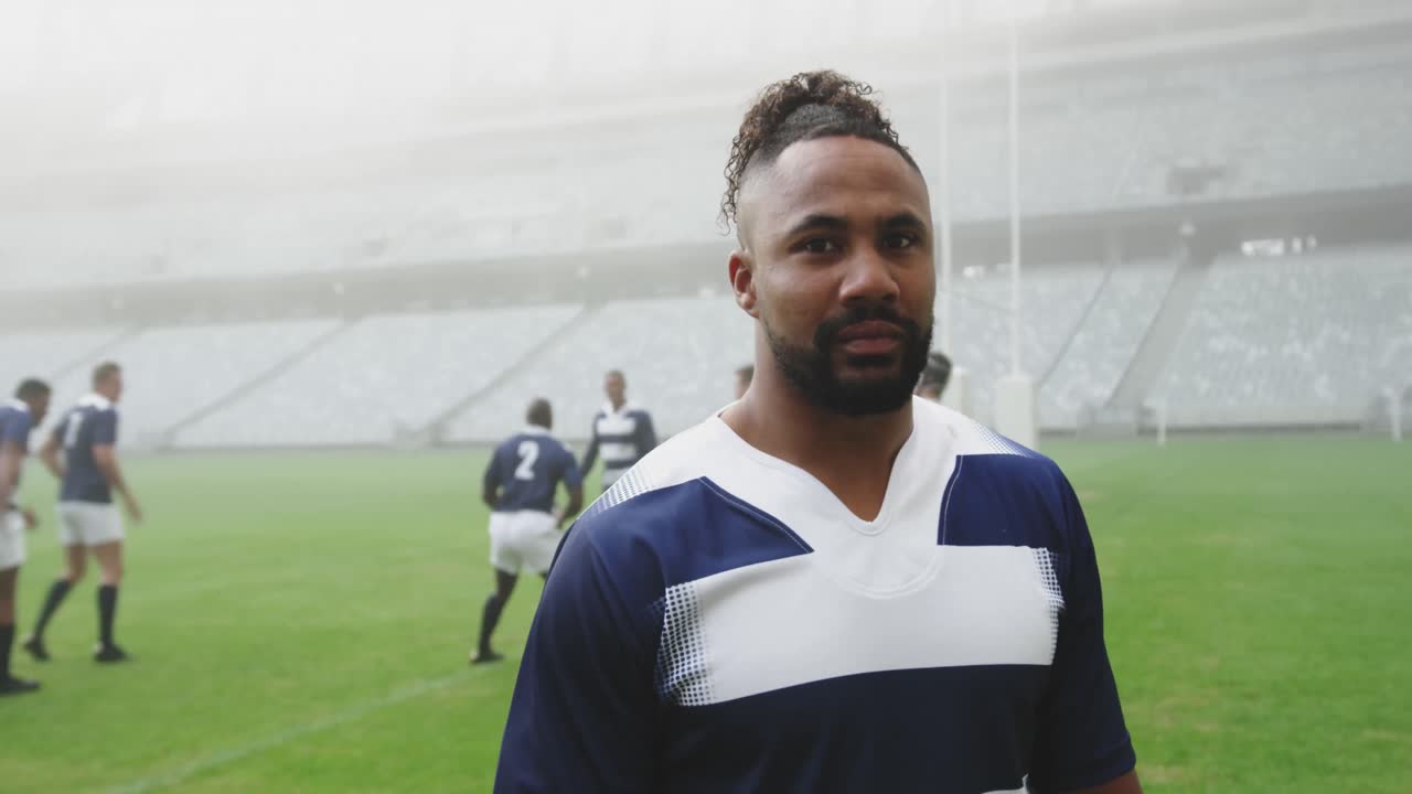 Giocatore di rugby in piedi nello stadio 4k