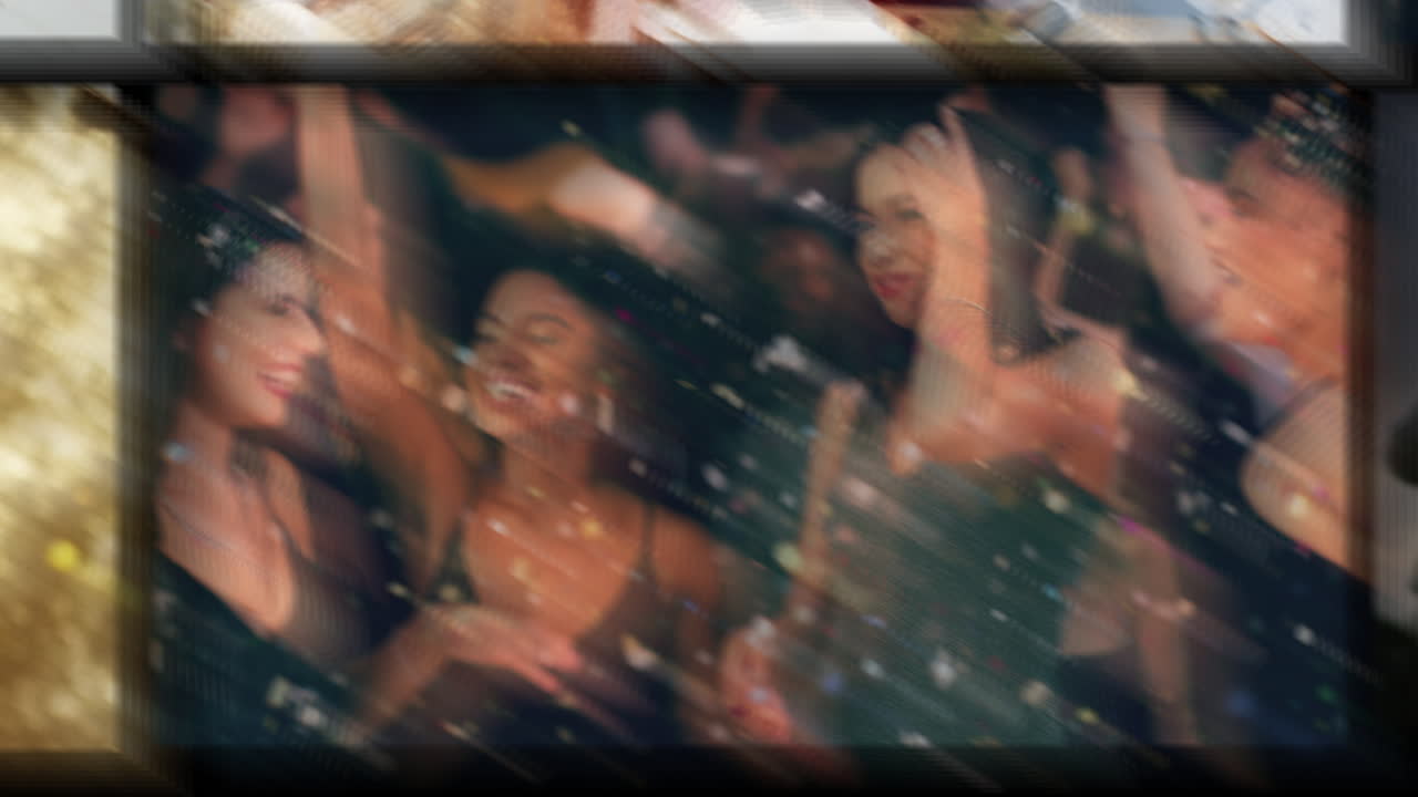 새해 전날 파티 에서 페인 토스트 로 축하 하는 친구 들