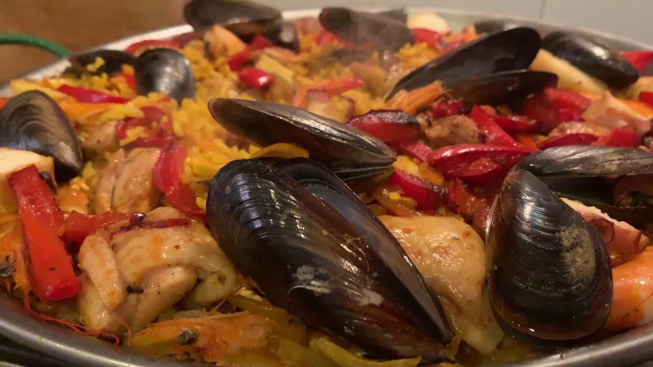 전통적인 스페인 빠에야는 막 요리를 마쳤고 뜨거운 밥 접시에서 김이 올라오는 매크로를 닫았습니다. 촬영:마르벨라 말라가 스페인