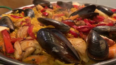 Paella-Tradicional-Española-Recién-Terminada-De-Cocinar-Cerrar-Macro-Con-Vapor-Saliendo-Del-Plato-De-Arroz-Caliente,-Filmado:-Marbella-Malaga-España