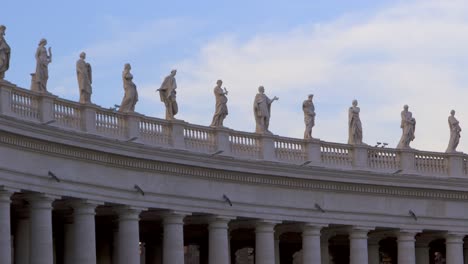 4k-Petersdom-In-Rom,-Schwenkbare-Rechte-Statuen-Auf-Säulen