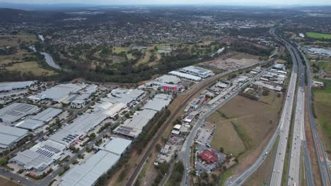 Verkehr-Auf-Der-Pazifikautobahn-In-Der-Nähe-Von-Industriegebäuden-In-Yatala,-Queensland,-Australien