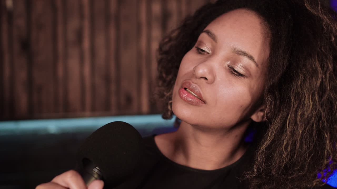 cantante en el estudio