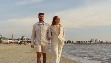 Feliz-Pareja-Caminando-Por-La-Playa-De-Verano.-Vacaciones-De-Verano-Y-Concepto-De-Personas-Feliz-Pareja-Caminando-Por-La-Playa-En-Tallin,-Estonia