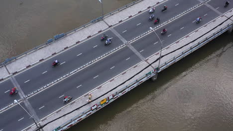 Vista-De-Arriba-Hacia-Abajo-Del-Puente-Moderno-Que-Cruza-Un-Río