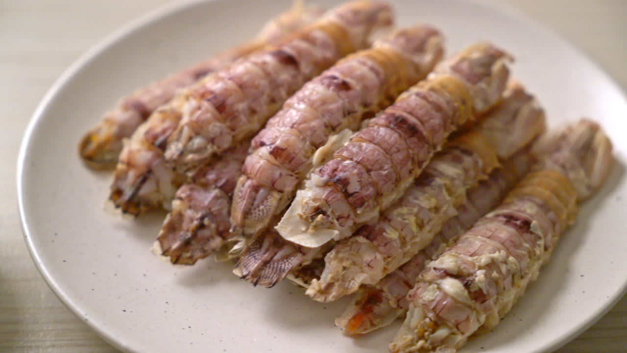 찐 가재 또는 사마귀 새우 또는 매운 해산물 소스를 곁들인 스토마토포드