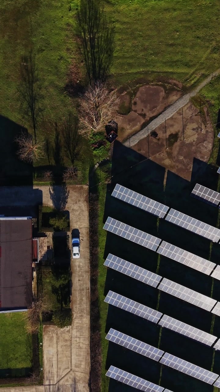 Solpaneler og huse i et landområde i dagtimerne