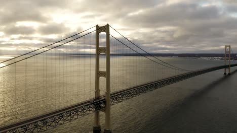 Puro-Amanecer-De-Michigan-En-El-Puente-Mackinac---Antena