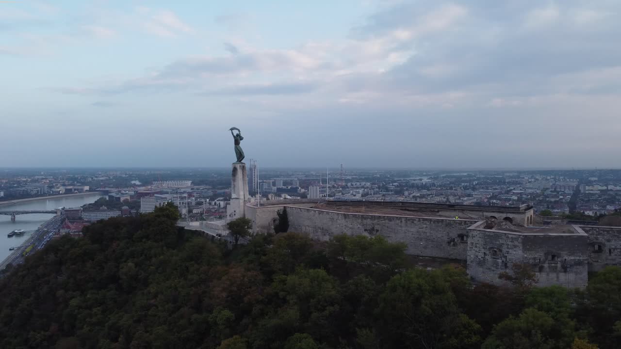 ciudadela de budapest con la estatua de la libertad a lo largo del río danubio