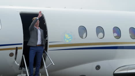 animación de salvar el planeta texto sobre el hombre de negocios caucásico en el aeropuerto.