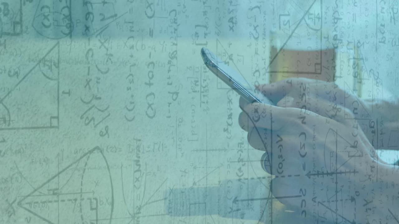 animación de fórmulas matemáticas sobre el hombre usando un teléfono inteligente
