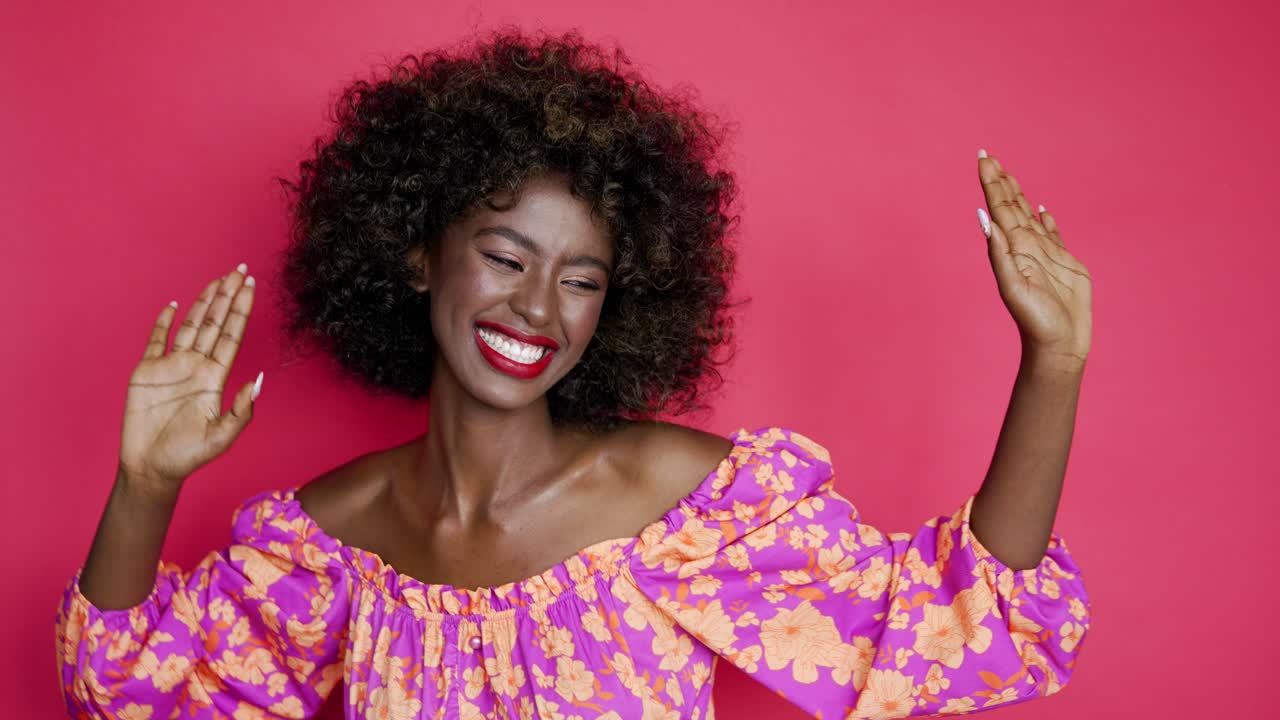 Donna felice con capelli afro e vestito floreale