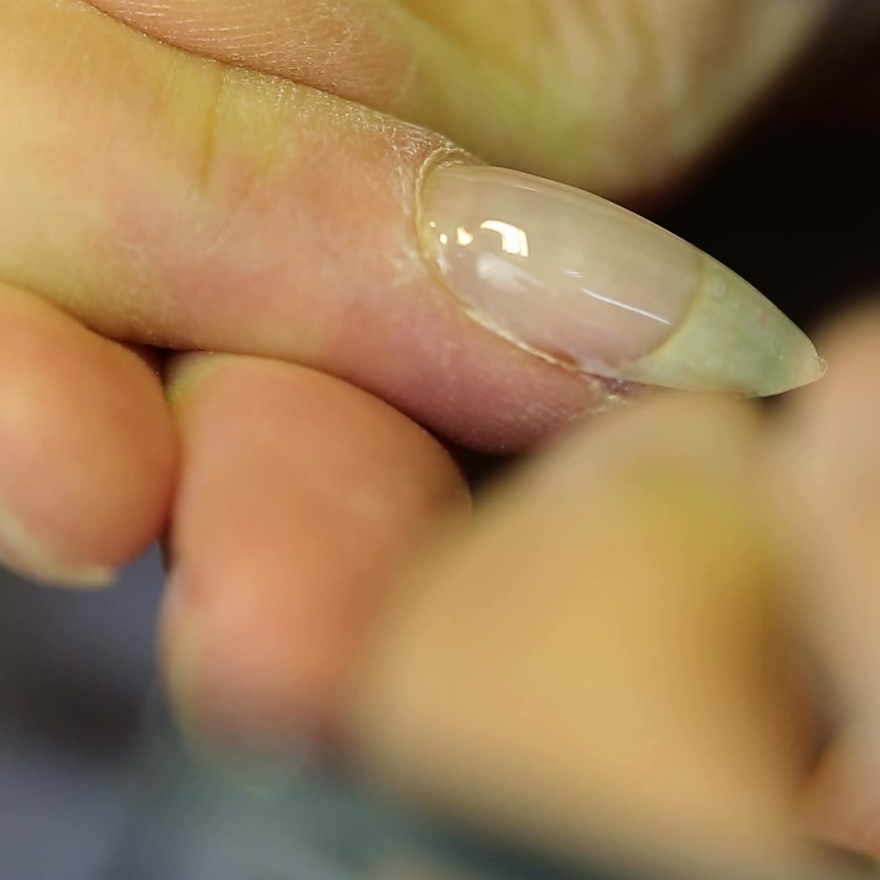 esteticista que aplica el gel