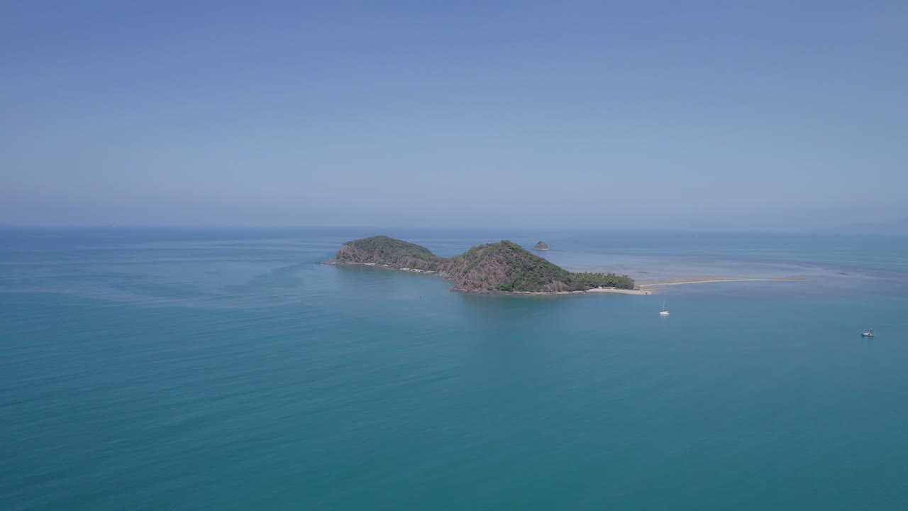 호주 케언즈 지역 그레이트 배리어 리프의 잔잔한 푸른 바다로 둘러싸인 무성한 녹색 이중 섬