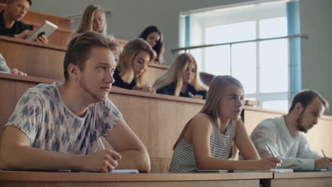 Eine-Gruppe-Von-Studenten-An-Der-Universität-Hört-Sich-Die-Vorlesung-Des-Dozenten-An-Und-Zeichnet-Sie-Auf.