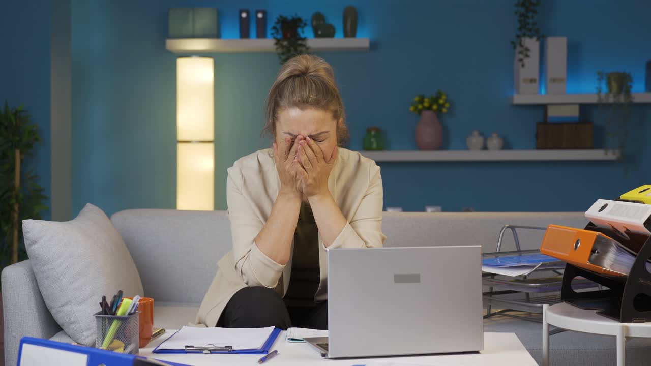 una trabajadora de oficina en casa que tiene un colapso nervioso.