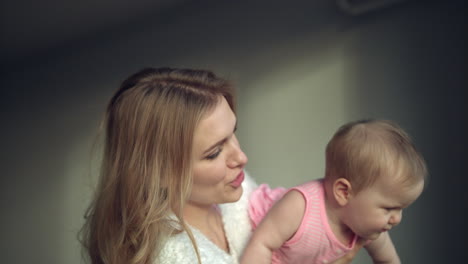 Madre-Alegre-Jugando-Con-El-Bebé.-La-Mujer-Se-Divierte-Con-La-Niña-Pequeña.